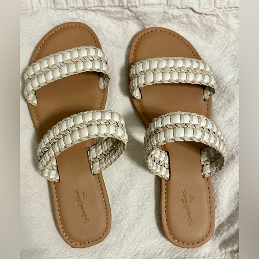 Universal Thread Sandals
